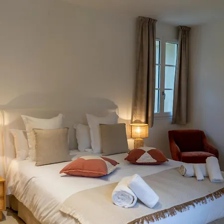 Chateau De L'insolas شقة فندقية 4*